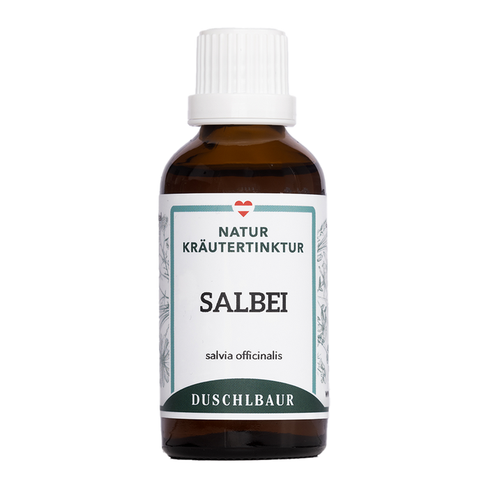 Salbeiblätter, Kamillenblüten und ein Blutwurz-Rhizom auf Holz neben einer Flasche Salbei Tinktur